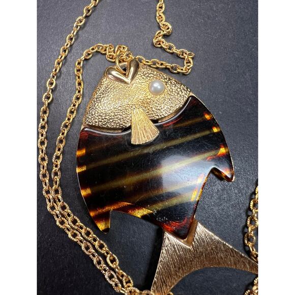 Vintage Sarah Coventry Fish Pendant Necklace 24” Gold Tone Lucite Pearl - Picture 10 of 11
